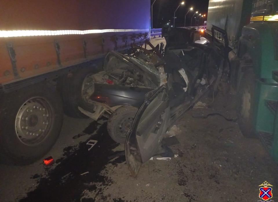 Два большегруза раздавили автолюбителя в Волгограде